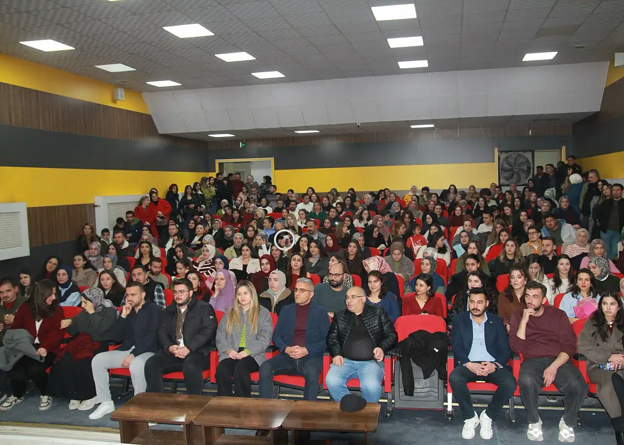 Doğubayazıt'ta öğretmenler günü için 90'lar pop konseri ilgiyle takip edildi