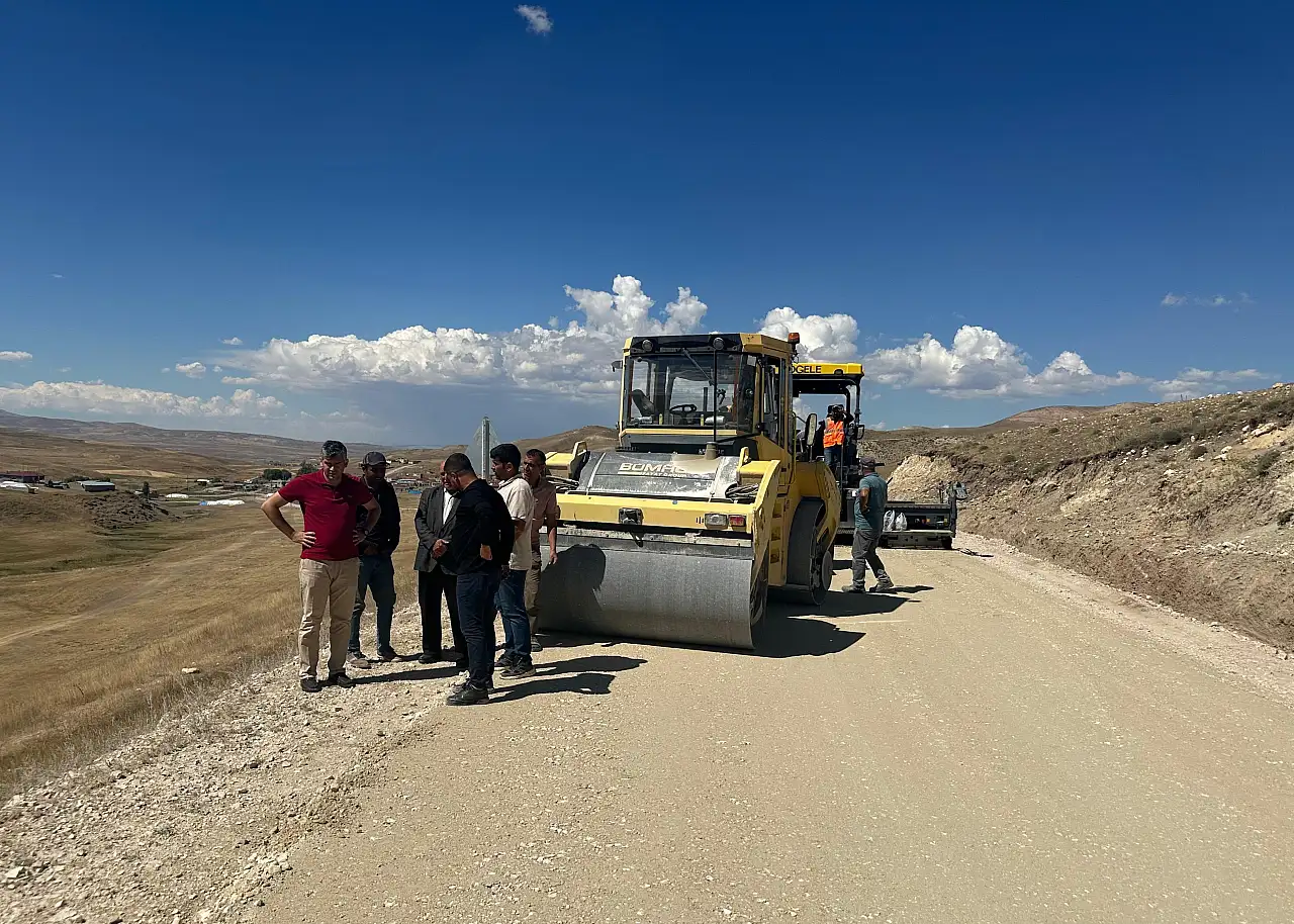 Diyadin'de iki köy arasındaki yol sıcak asfaltla buluşuyor