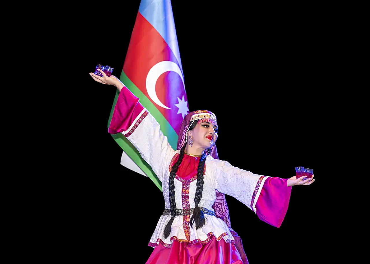 Kars'ta Azerbaycan ezgileri yankılandı, milli kıyafetler sergilendi