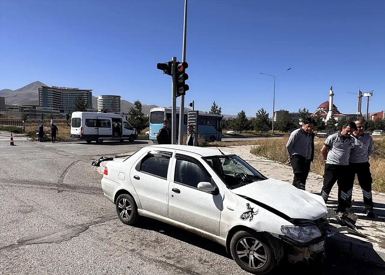 Erzurum'da cezaevi ring aracı otomobille çarpıştı
