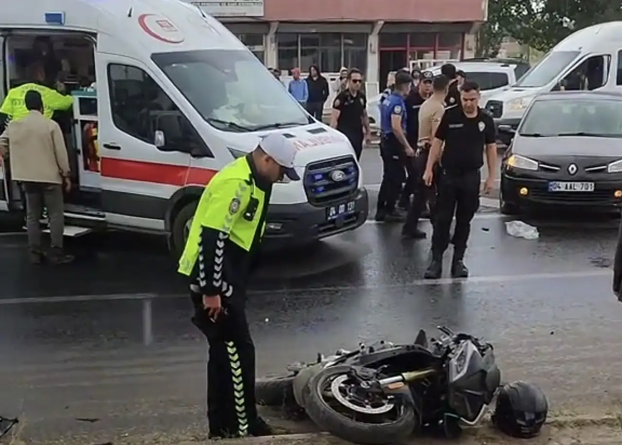 Ağrı'da otomobil motosiklete çarptı! Sürücü ağır yaralandı