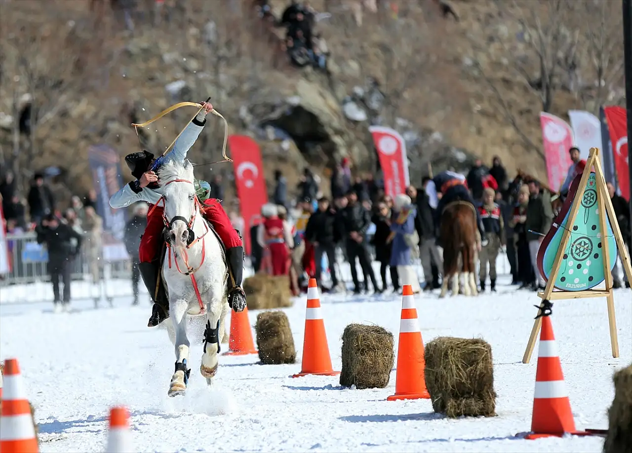 Buzla kaplı Çıldır Gölü'nde 'Altın At Kristal Buz Festivali' coşkusu