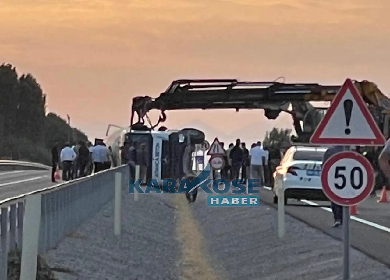 Ağrı-İran yolunda beton mikseri kazası: Trafik kilitlendi