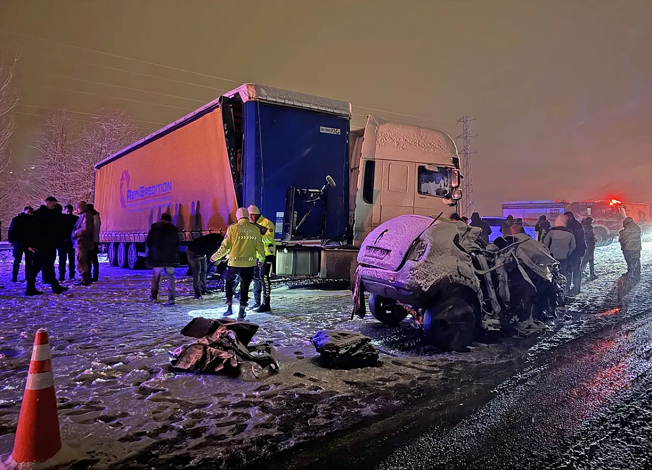Erzurum'da araç kağıt gibi ezildi: 4 kişi hayatını kaybetti