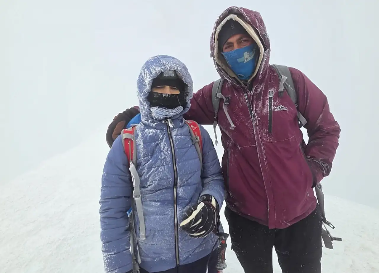 Ağrı Dağı'nda fırtınaya yakalanan 22 dağcı, zirve için gün doğumunu bekledi