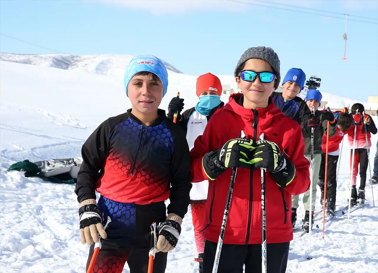 Bitlisli kayakçılar eksi 15 derecede şampiyonluk için hazırlanıyor