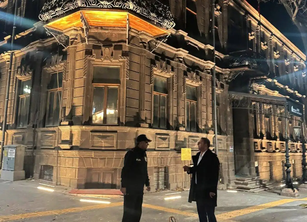 Tarihi Defterdarlık Binası Önündeki MOBESE Direği Sökülüyork