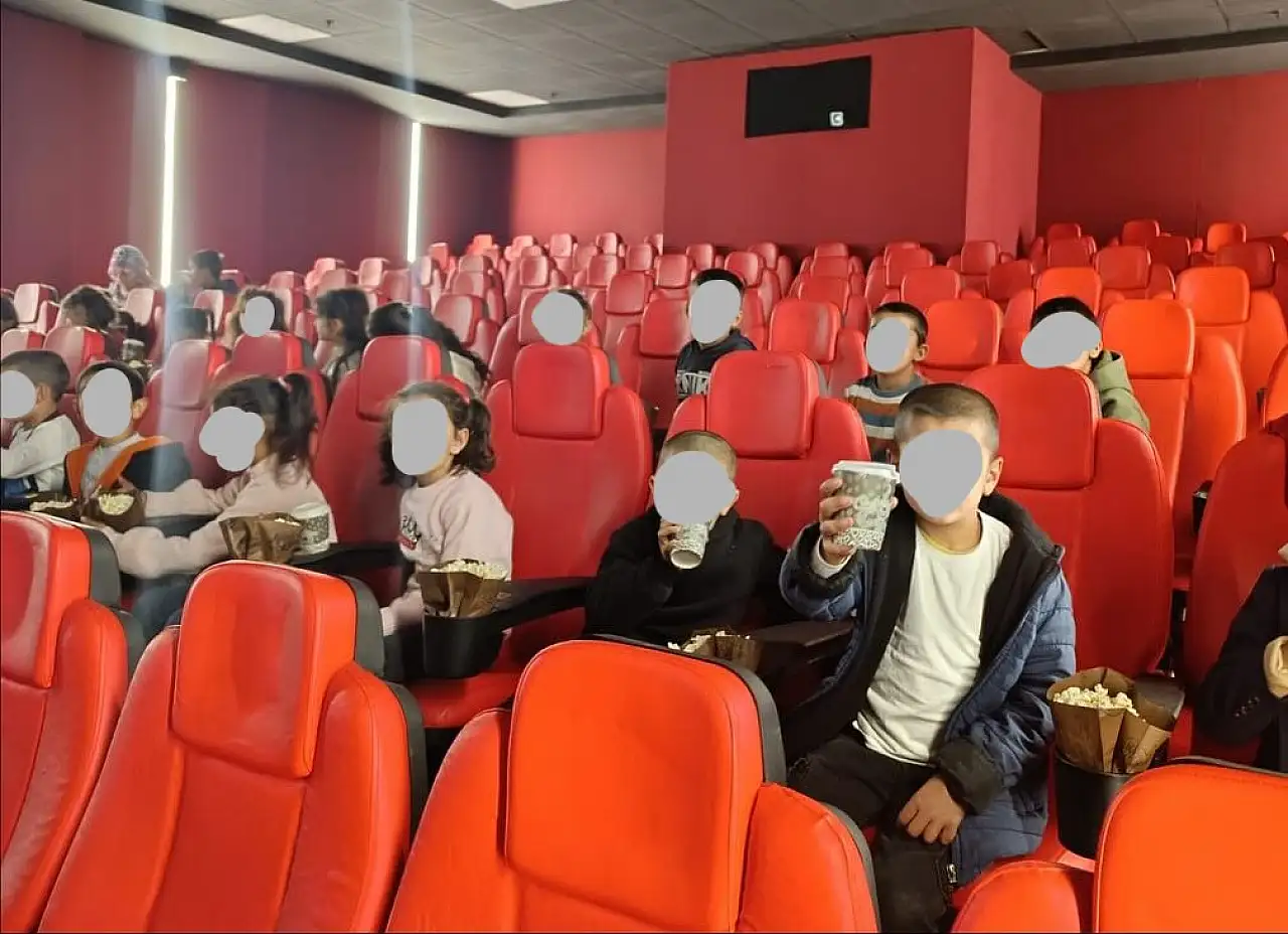 Burgulu Köyü öğrencilerinden Ağrı'da sinema keyfi