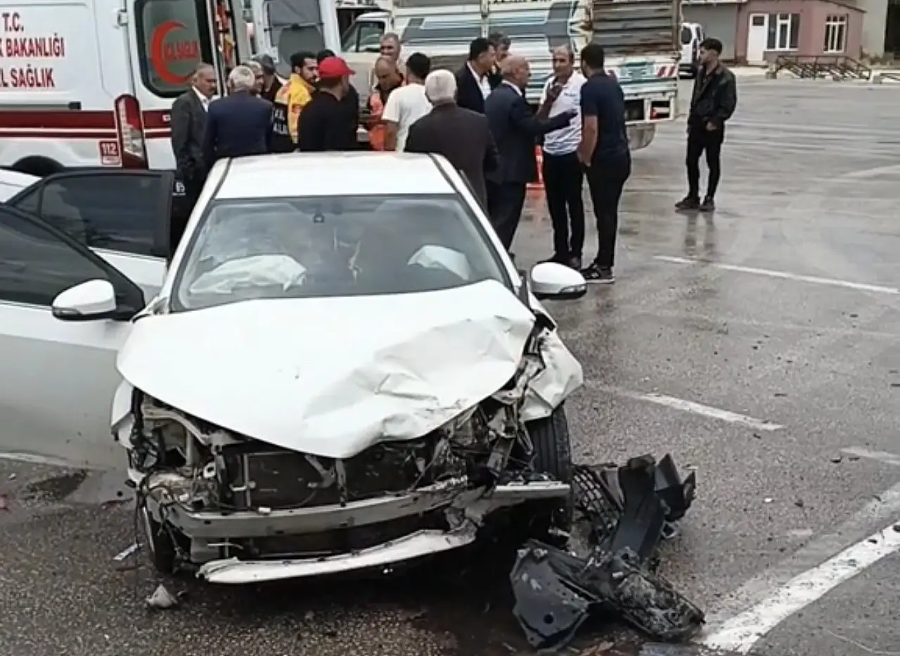 Patnos'ta iki araç çarpıştı: 3 kişi yaralandı