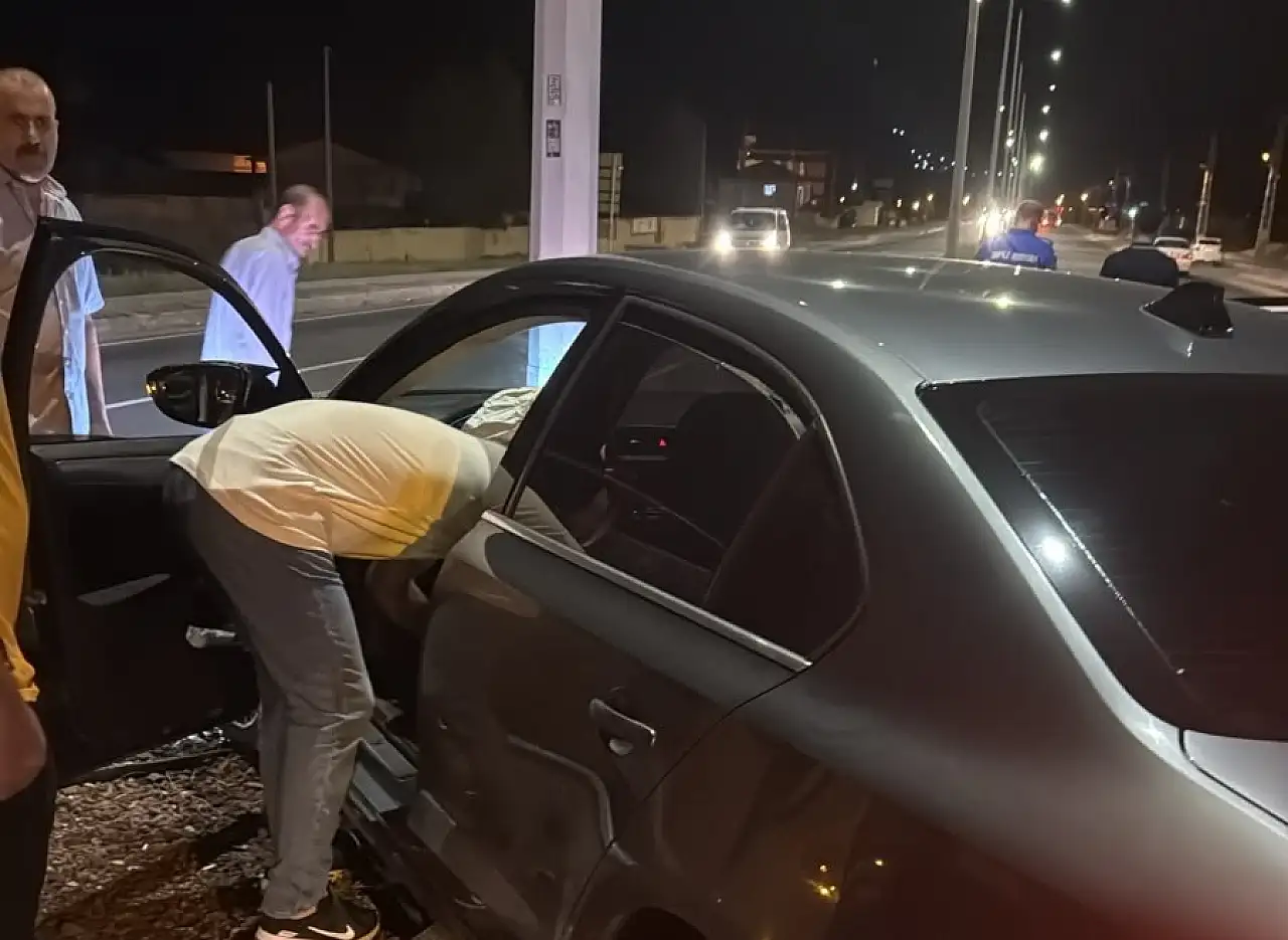 Doğubayazıt'ta peş peşe kazalar! Otomobil refüje savruldu