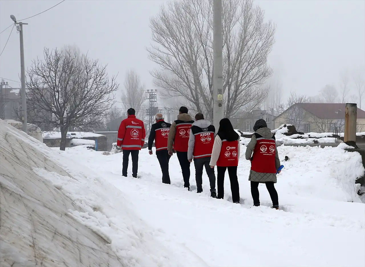 Bitlis'te 'Kırmızı Yelekliler' zorlu kış koşullarında ihtiyaç sahiplerinin yanında