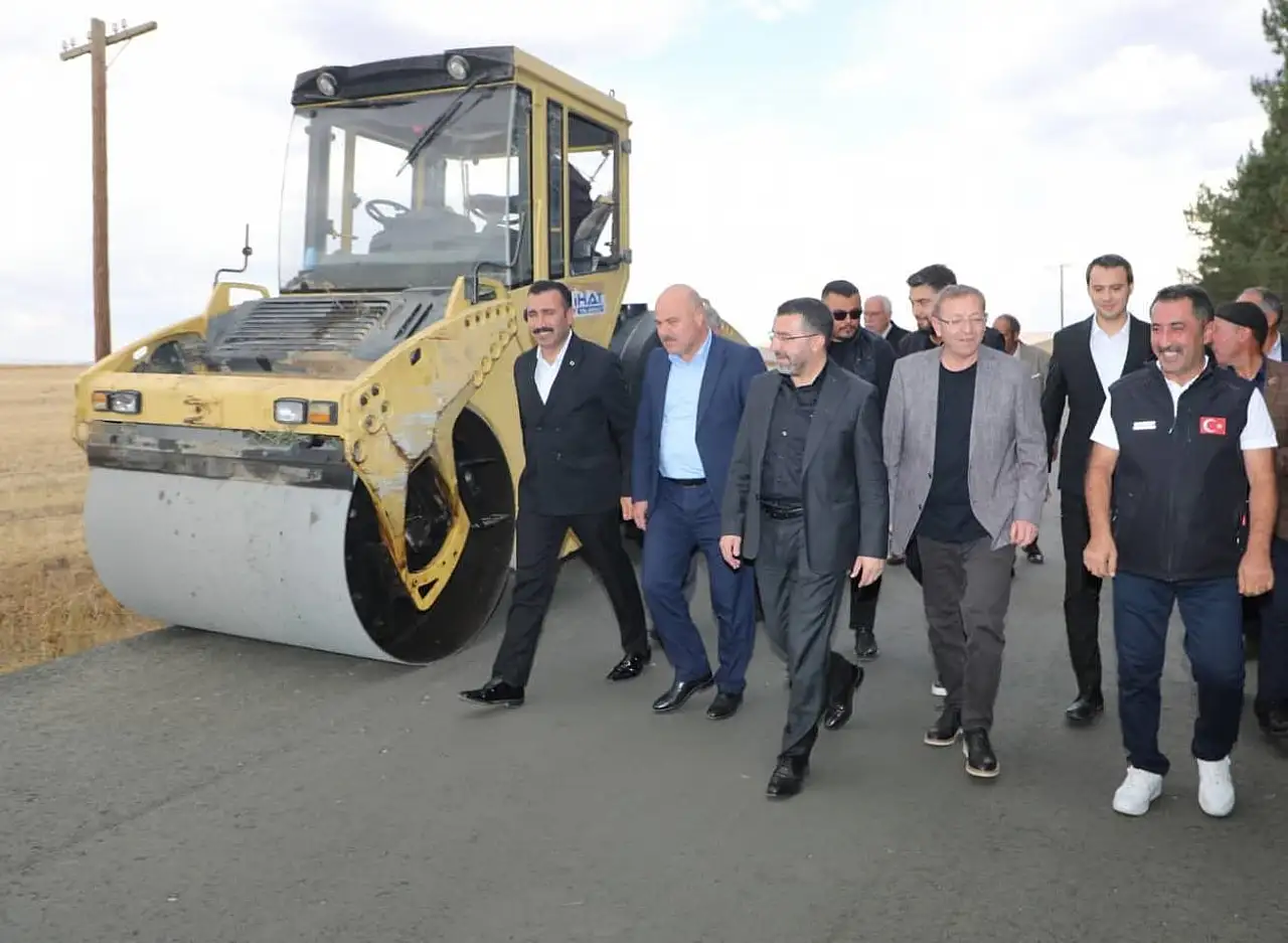Kars'ta köy yollarına beton asfalt çalışmaları hızla devam ediyor