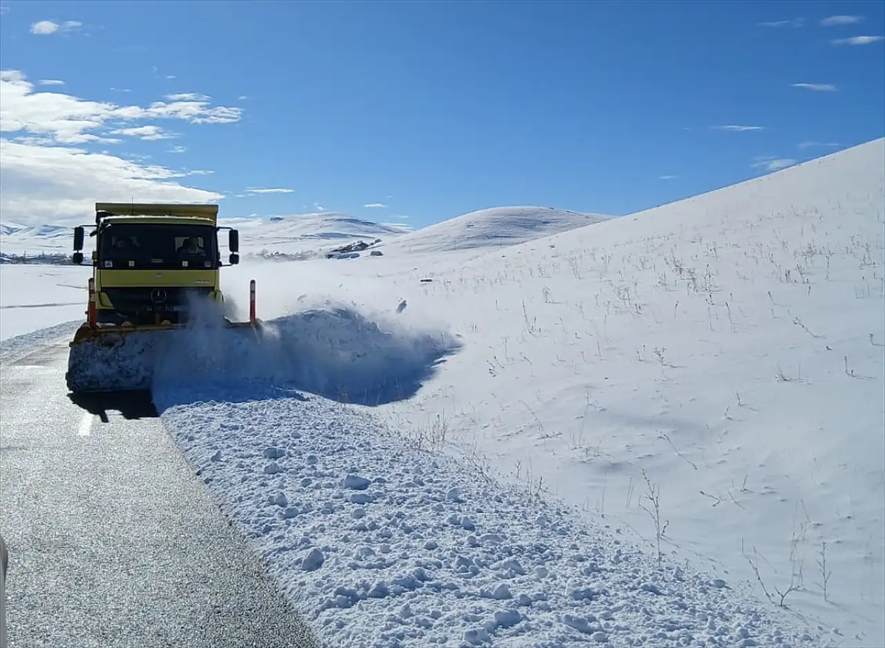 Ağrı'da kar engeli aşılıyor: 354 yol açıldı