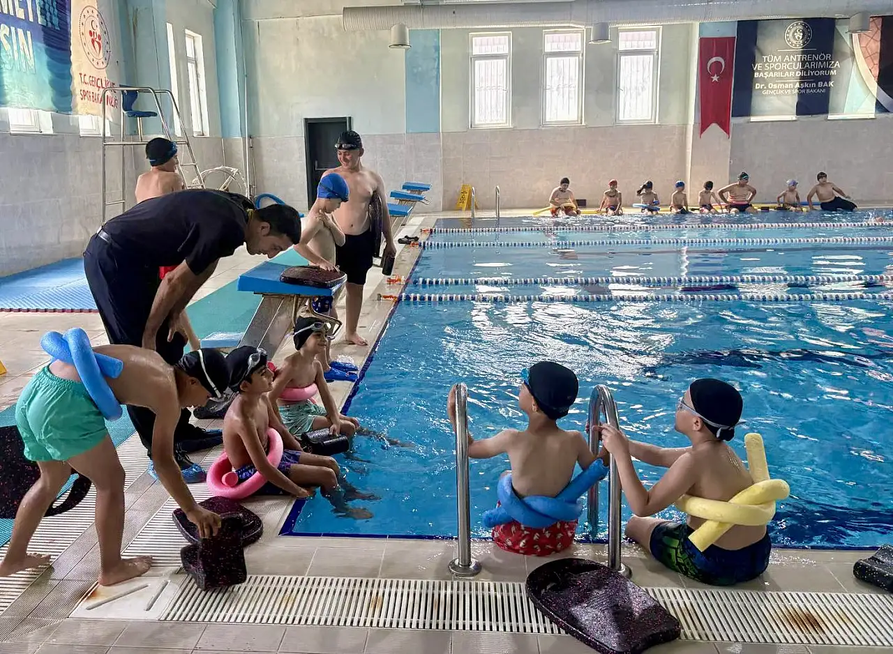 Patnos'ta 'Yüzme Bilmeyen Kalmasın' projesiyle çocuklar yüzmeyle buluşuyor