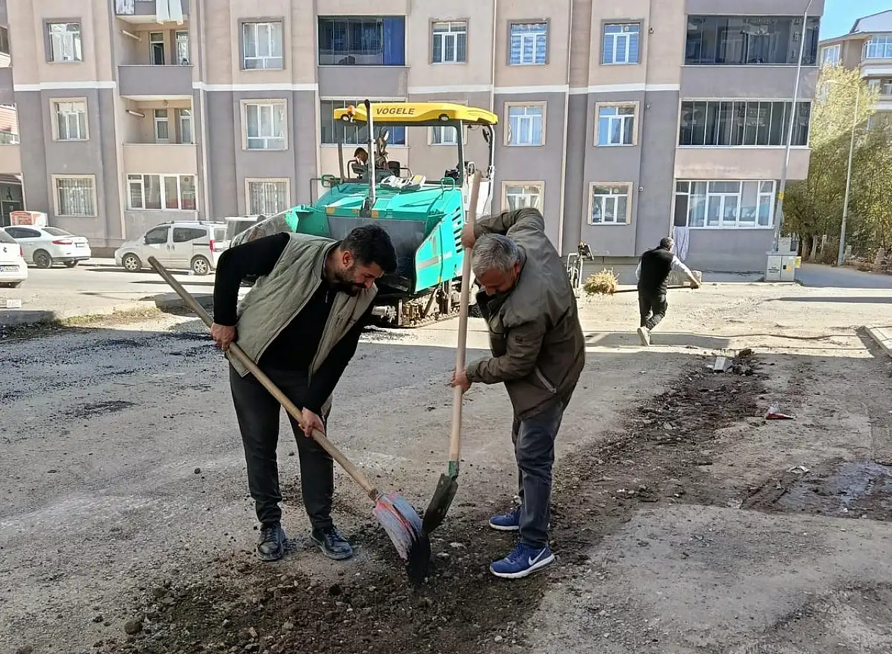 Ağrı Abide Mahallesi'nde yılın son asfalt dökümü gerçekleştiriliyor