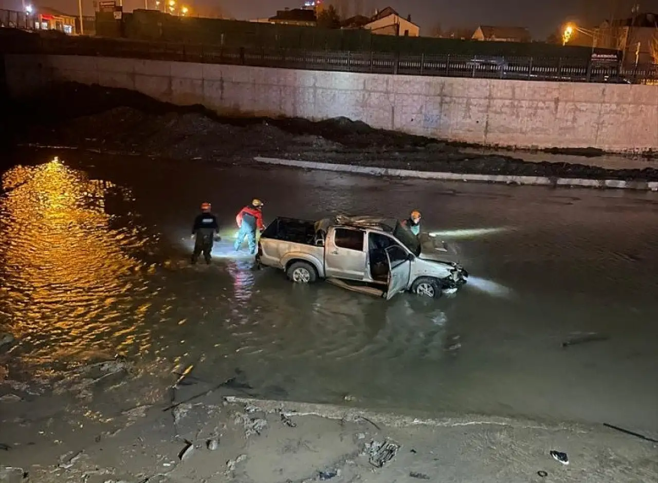 Ağrı'da Murat Nehri'nde can pazarı: Göçmenleri taşıyan araç nehre uçtu