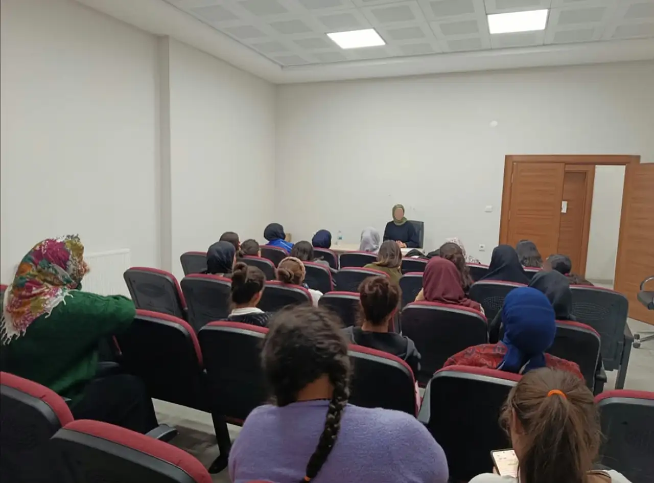 Doğubayazıt'ta üniversiteli gençlere Hz. Hatice'nin hayatı anlatıldı