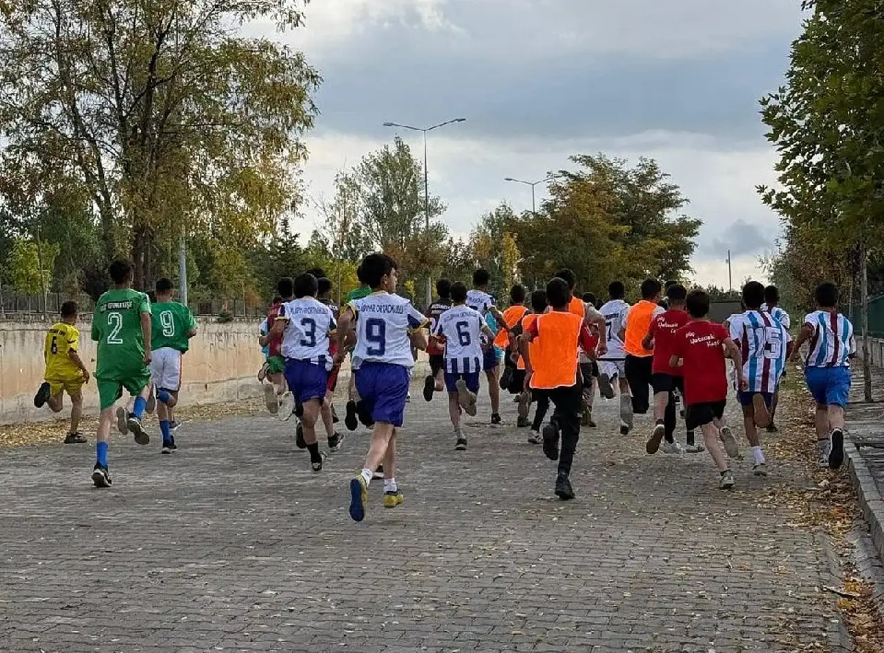 Patnos'ta Cumhuriyet için koştular, madalyaları kaptılar