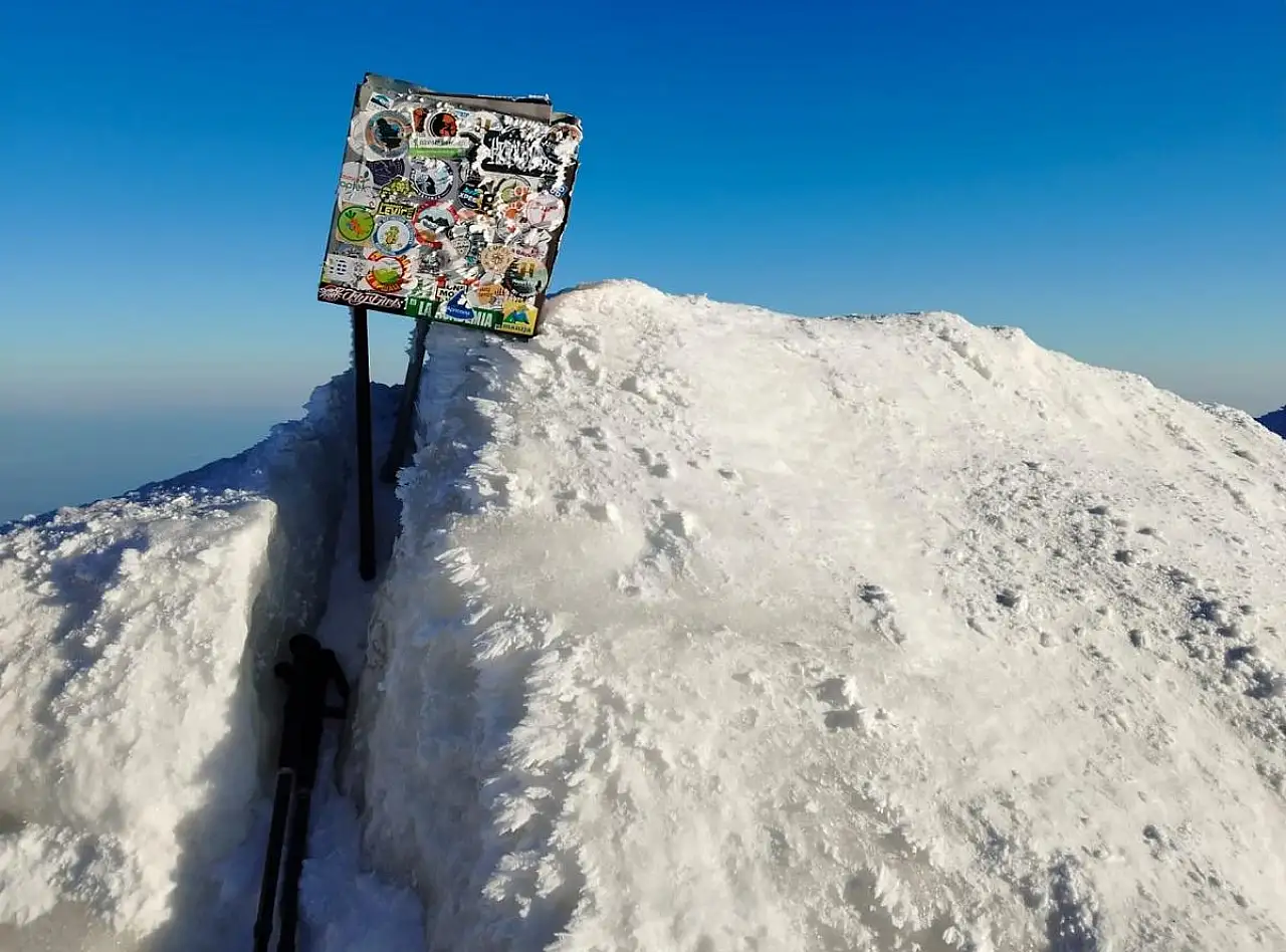 Kar yağışıyla canlanan Ağrı Dağı'nda dağcılar zirve yolunda