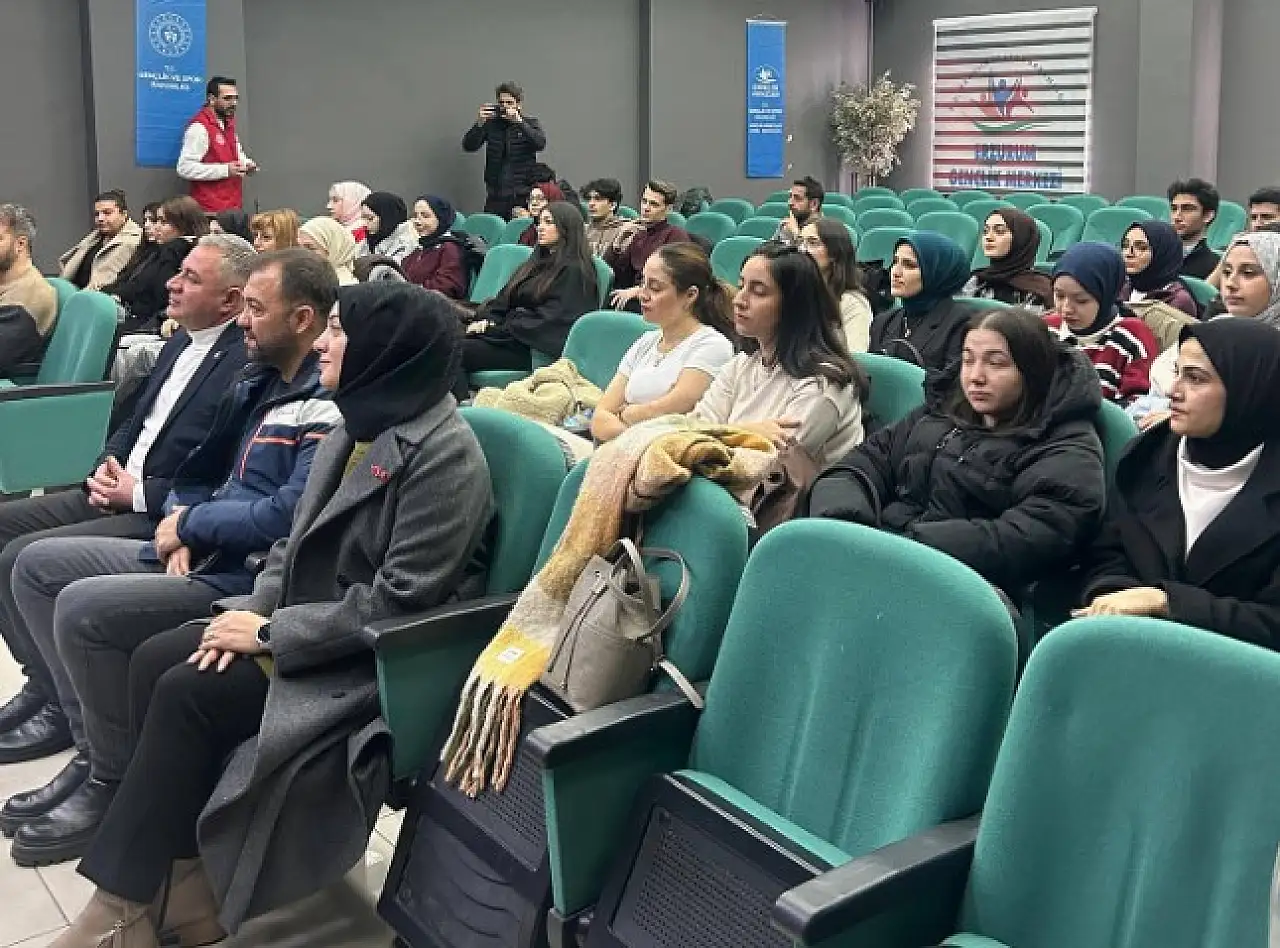 Palandöken Gençlik Merkezi'nde Gönüllülük Söyleşisi Düzenlendi