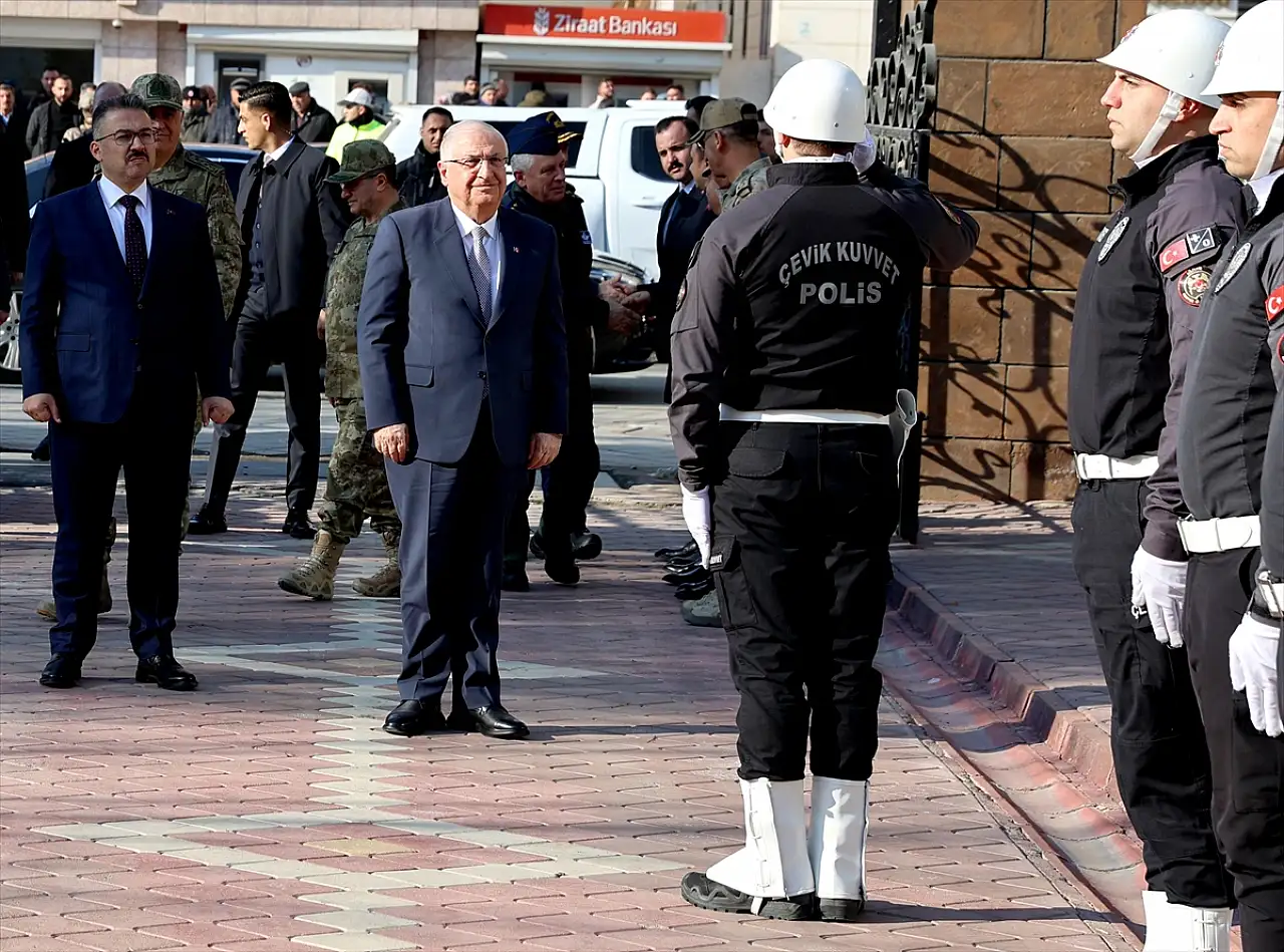 Milli Savunma Bakanı Yaşar Güler, Iğdır Valiliği'ni ziyaret etti