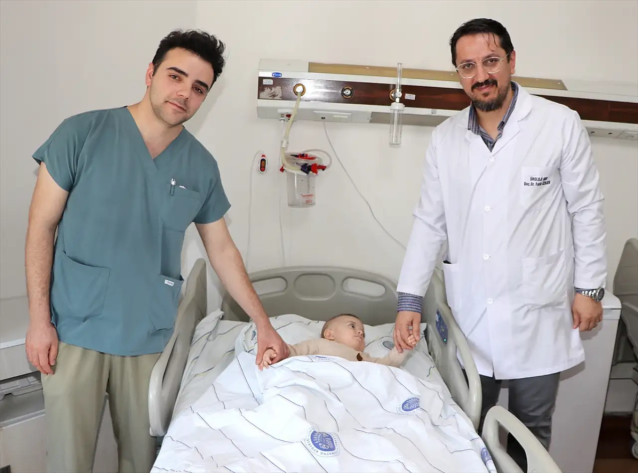 Erzurum'da sürekli ağlayan bebekte böbrek taşı çıktı, ameliyatla sağlığına kavuştu