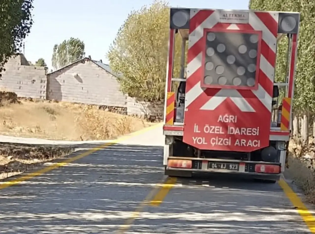 Patnos'un dört köy yolunda çizgi çalışmaları tamamlandı