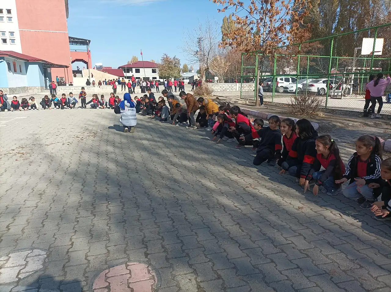 Ağrı'da üniversite kulüplerinden miniklere renkli sürpriz