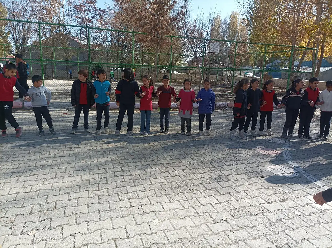 Ağrı'da üniversite kulüplerinden miniklere renkli sürpriz