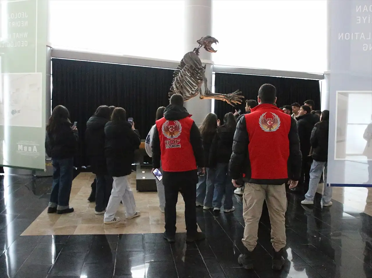 Erzurum Polisi, gençleri tarih, kültür ve sporla buluşturuyor
