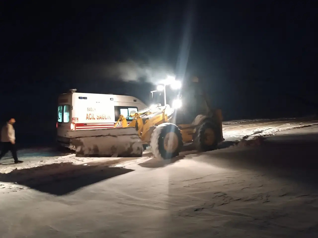 Van'da Zorlu Kış Şartlarına Rağmen Vatandaşlara Kesintisiz Destek