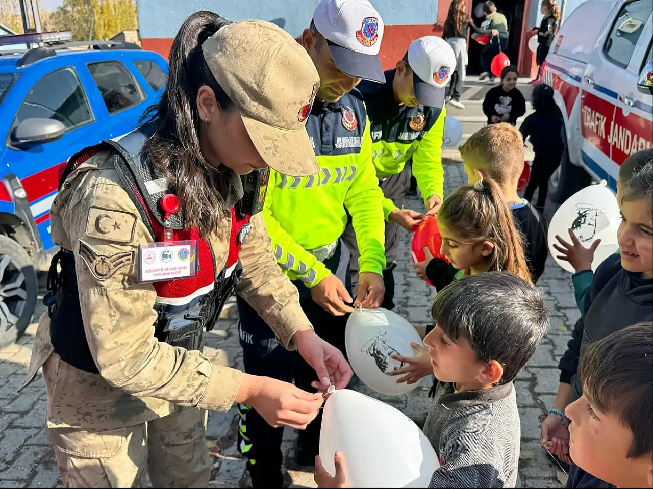 Jandarma personeli öğrencilerle 10 Kasım'ı andı