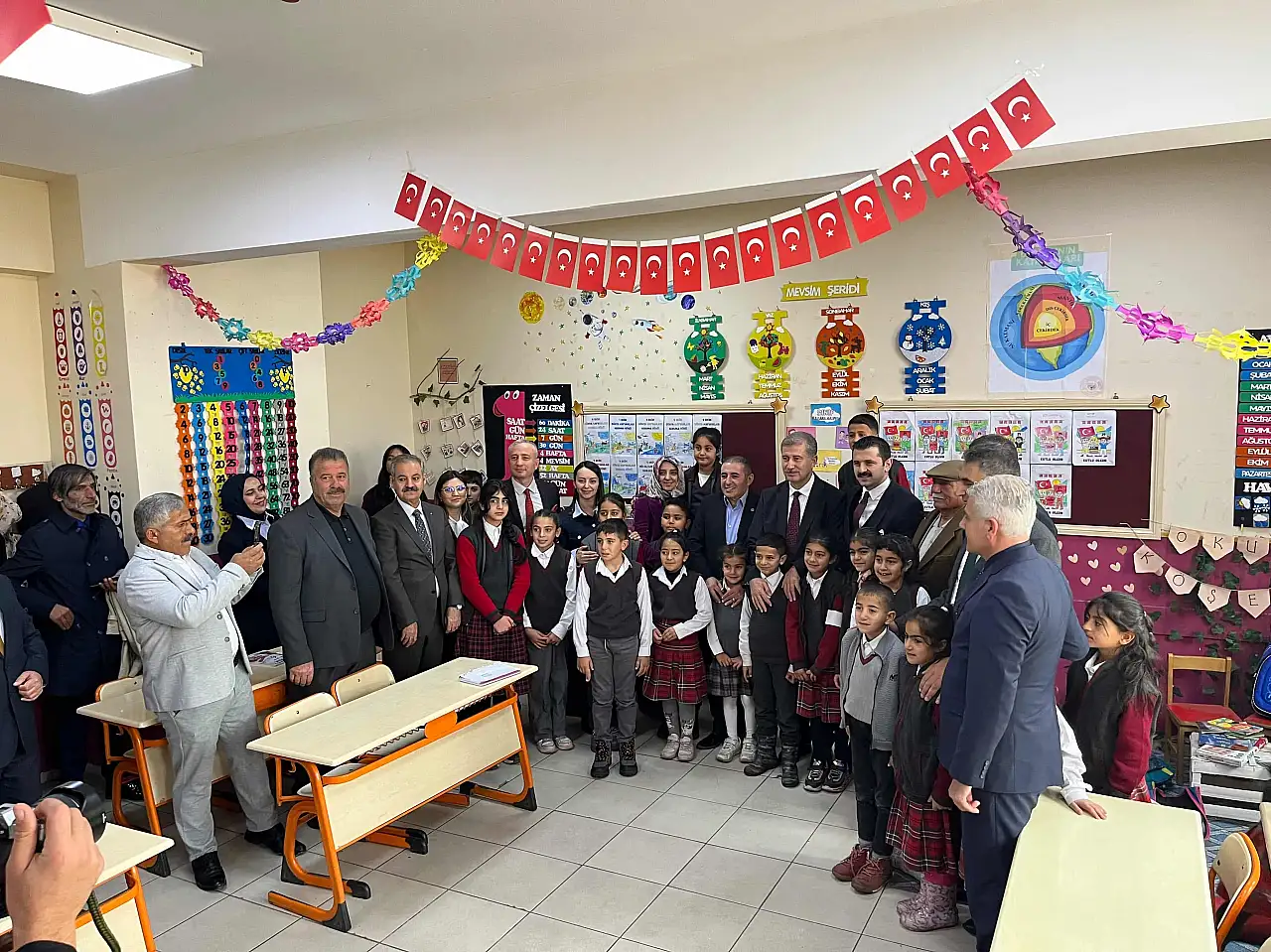 Tutak'ta köy okuluna anlamlı ziyaret gerçekleştirildi