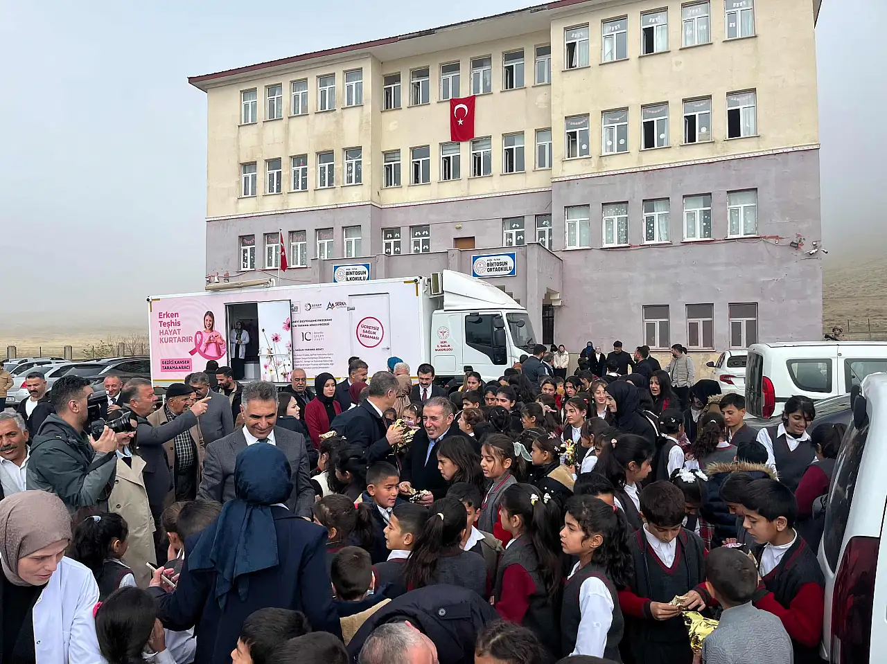 Tutak'ta köy okuluna anlamlı ziyaret gerçekleştirildi