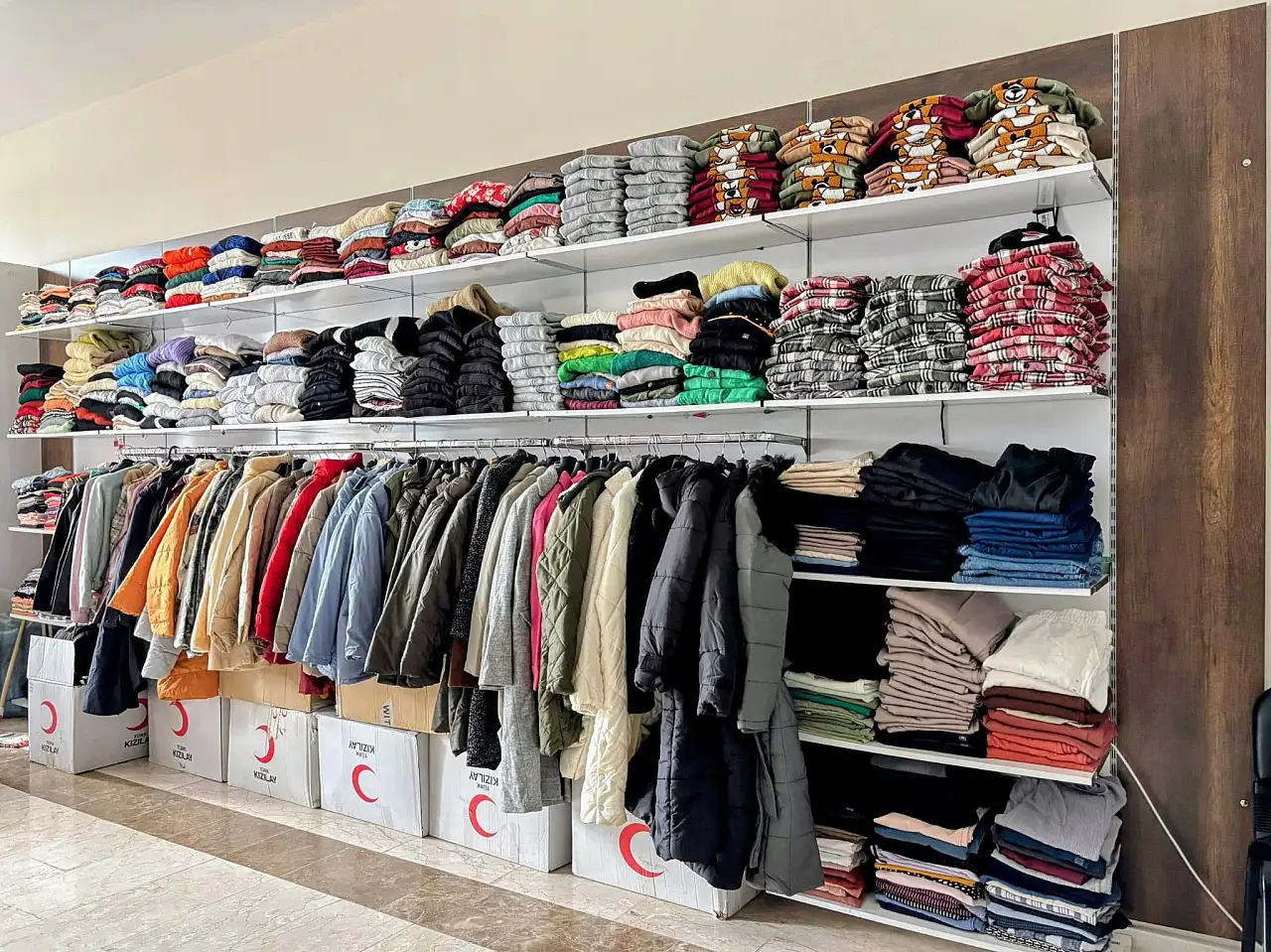 Ağrı'da Kızılay Butik Mağazası binlerce öğrenciye umut oluyor