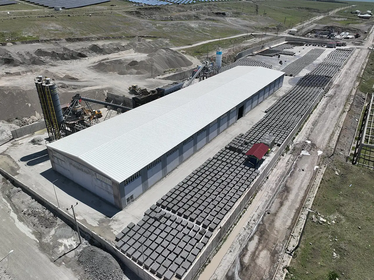 Erhan Tenekeci parke üretim tesisinde incelemelerde bulundu