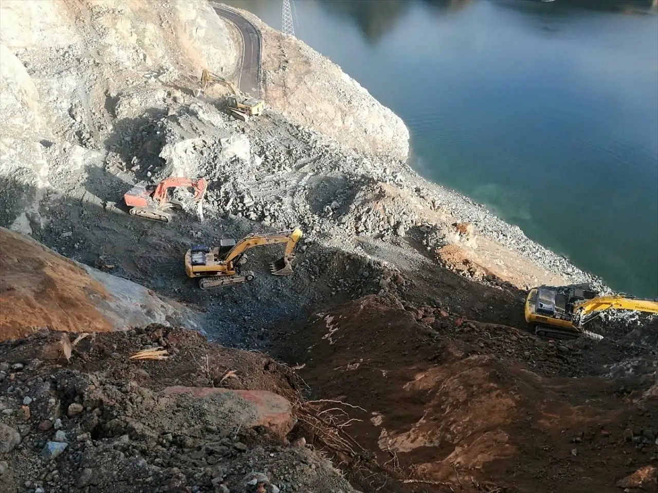 Erzurum ile Artvin arasındaki heyelandan kapanan yol hafta sonu ulaşıma açılıyor