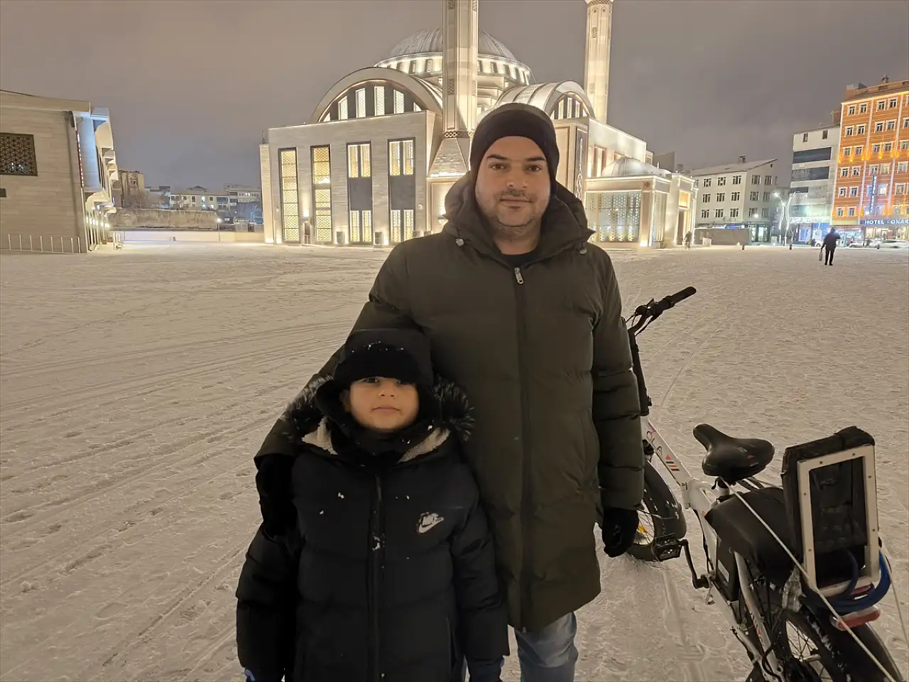 Kars'ta baba ve oğlunun elektrikli bisikletle kızak keyfi