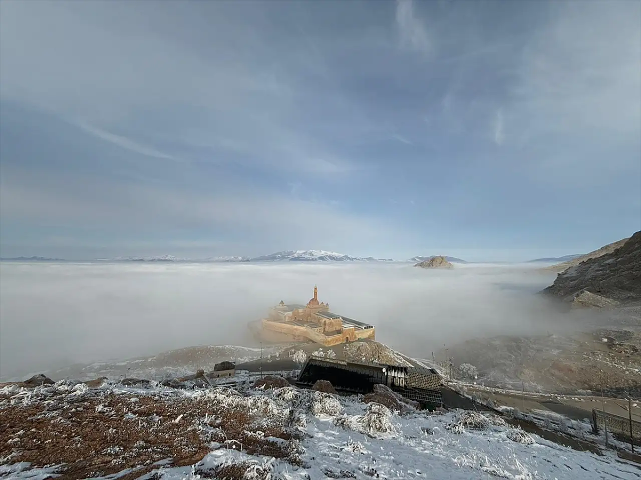 İshak Paşa Sarayı'nda tarih, sisle buluştu