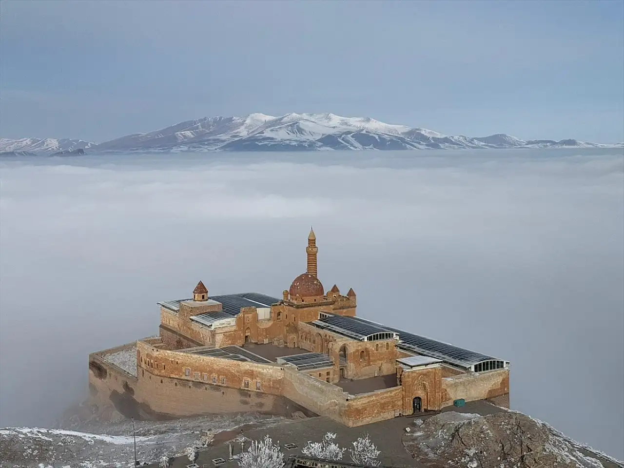 İshak Paşa Sarayı'nda tarih, sisle buluştu