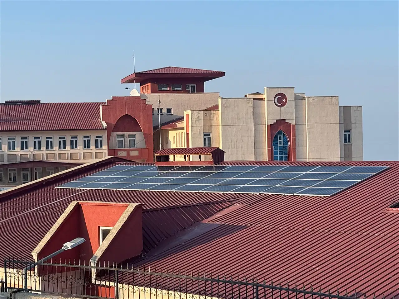 Van'da bu okulun elektrik ihtiyacının yarısı güneş enerjisinden karşılanıyor