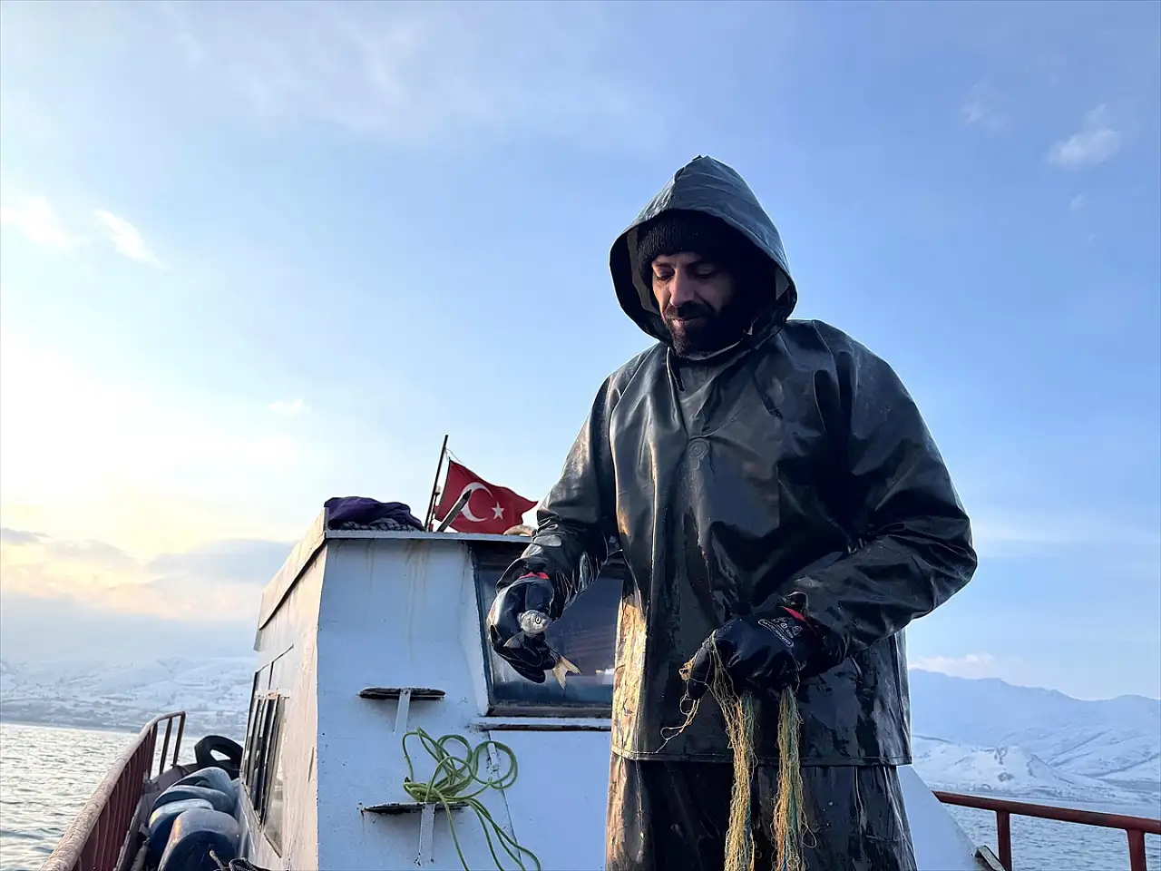 Van Gölü'nde balıkçılar eksi 13 derecede ekmek peşinde