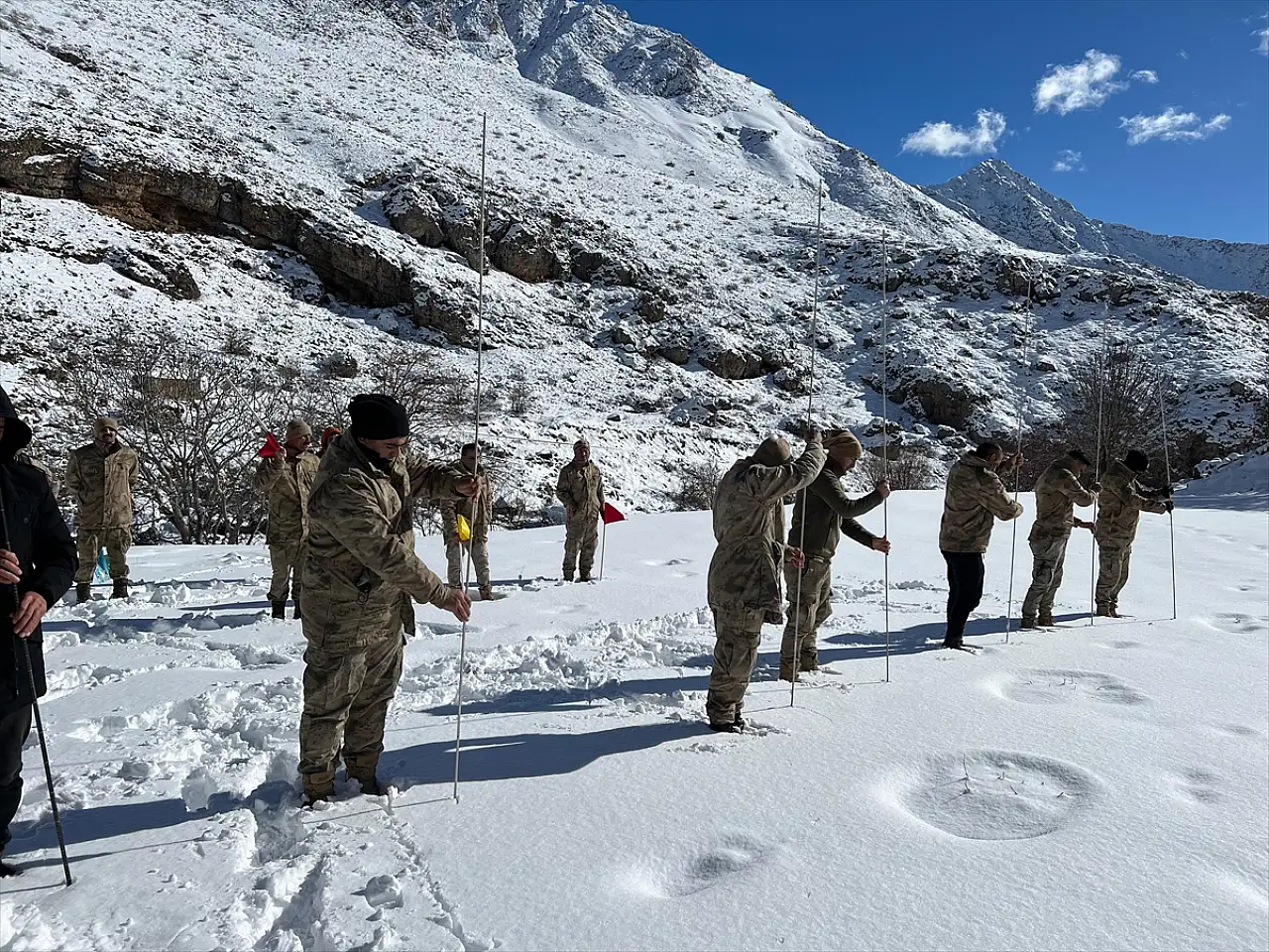 Van'da güvenlik korucularına çığda arama kurtarma eğitimi verildi