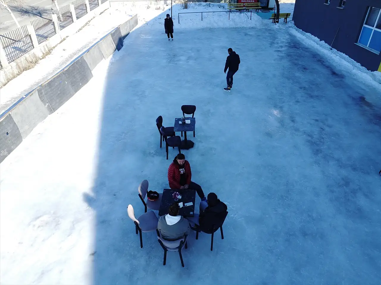 Rusya'dan ilham aldı, Erzurum'da 'Buz Pisti Kafe' konsepti başlattı