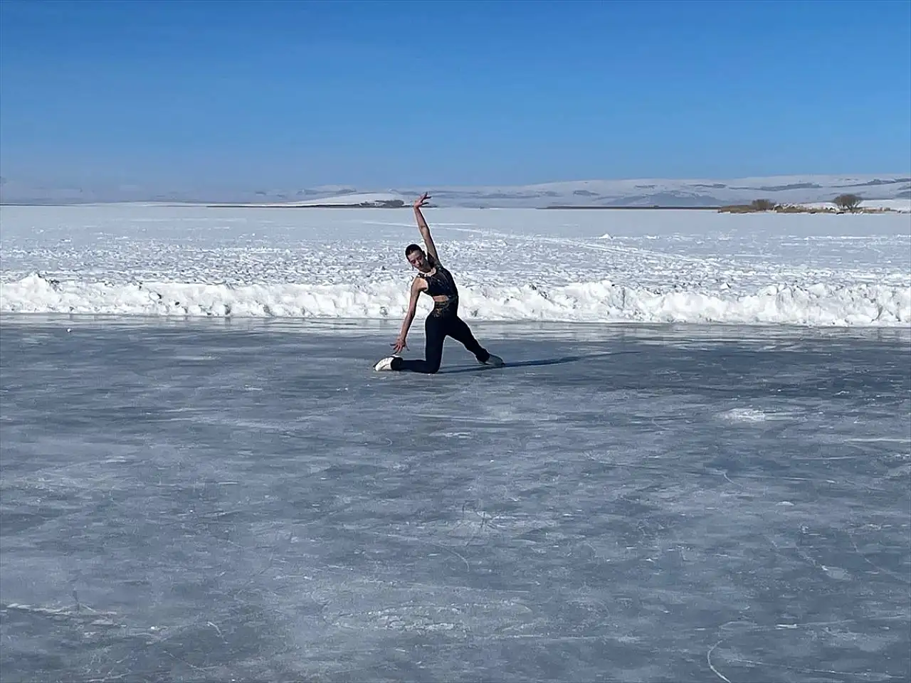 Kars'ta buz üstünde dans gösterisi
