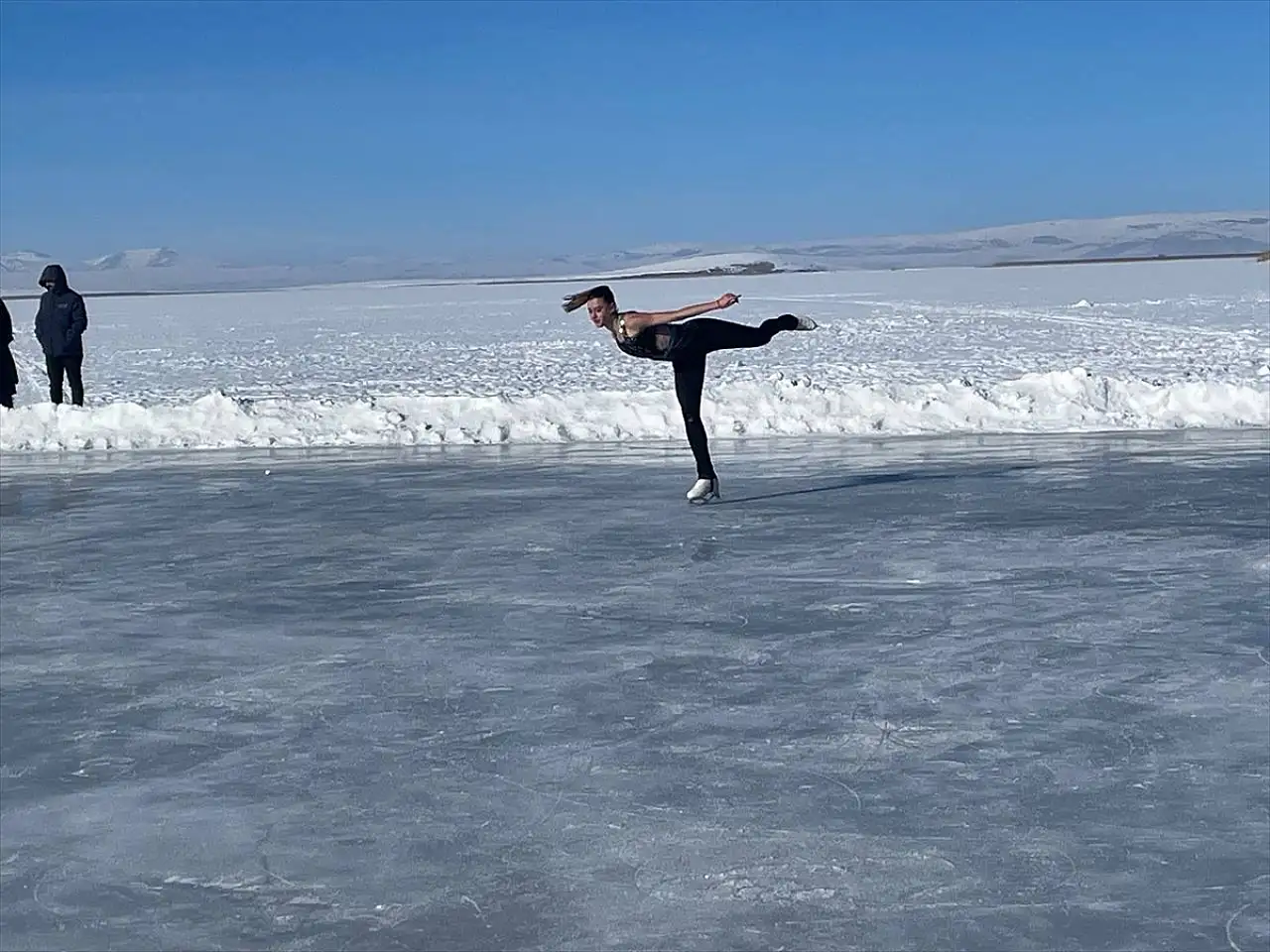 Kars'ta buz üstünde dans gösterisi