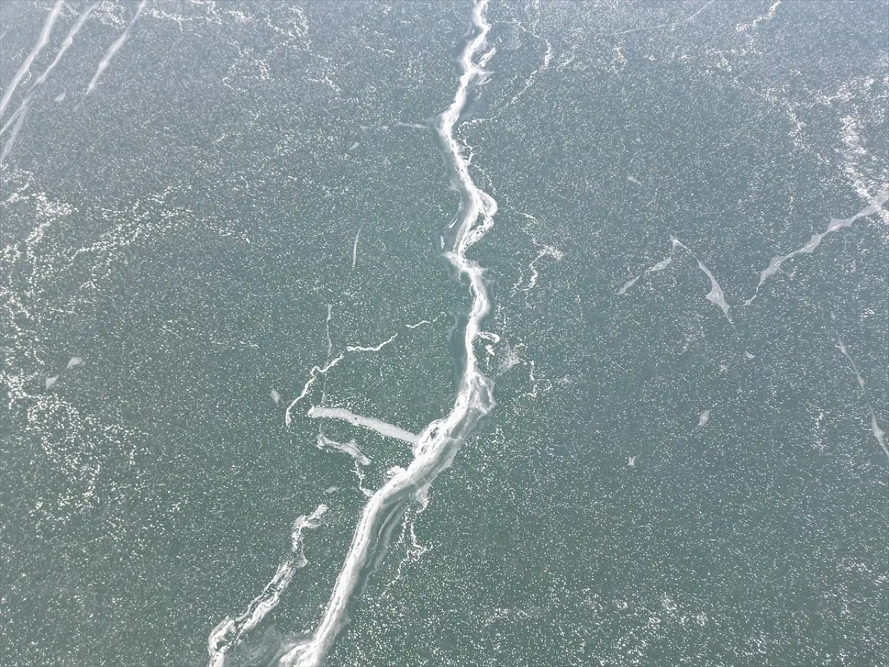 Ağrı Yazıcı Barajı'nda buz tabakası oluştu