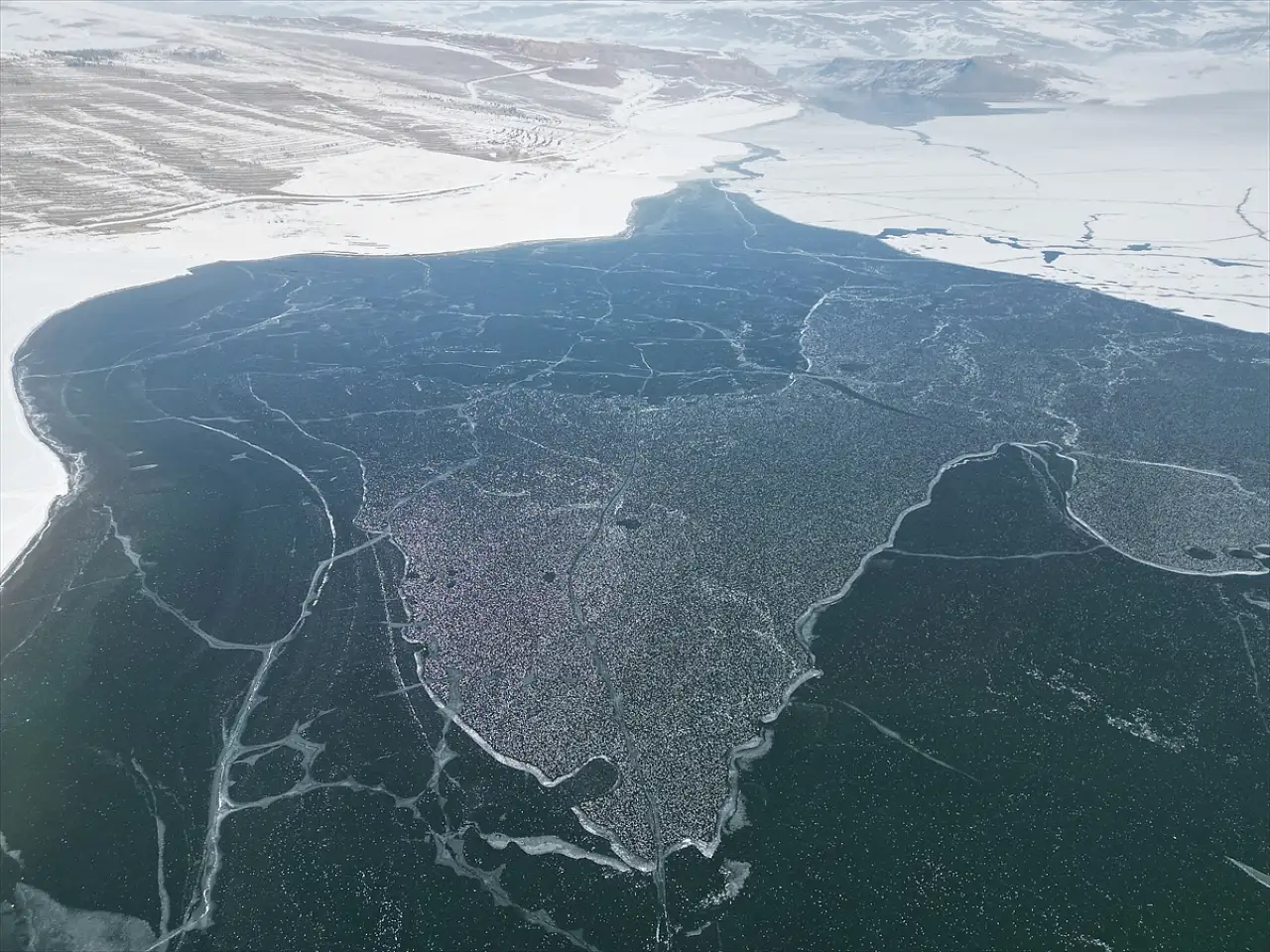 Ağrı Yazıcı Barajı'nda buz tabakası oluştu