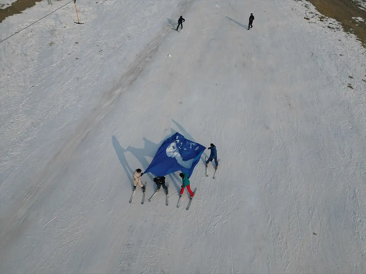 Ağrı Küpkıran Kayak Merkezi'ne brandayla kar taşınıyor
