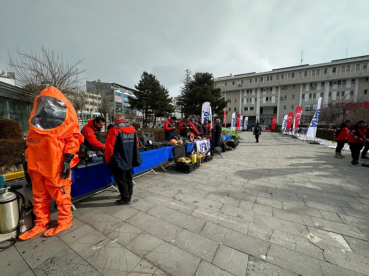 Van ve Bitlis'te 6 Şubat depremlerinin yıl dönümünde anma programları düzenlendi